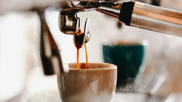 Un espresso qui s’écoule d’une machine dans une tasse