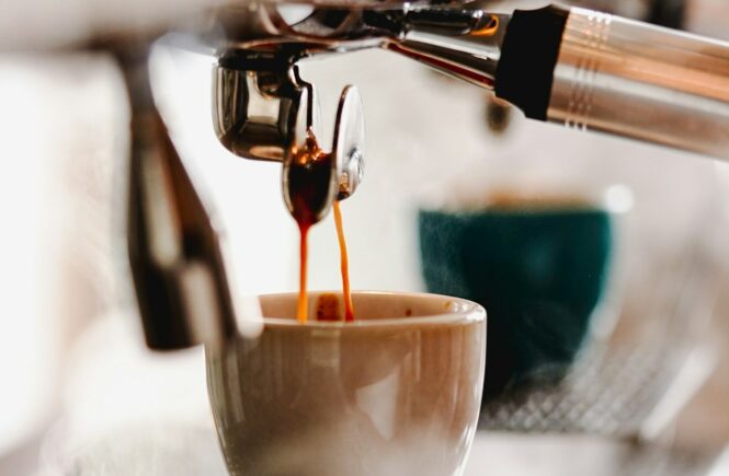 Un espresso qui s’écoule d’une machine dans une tasse
