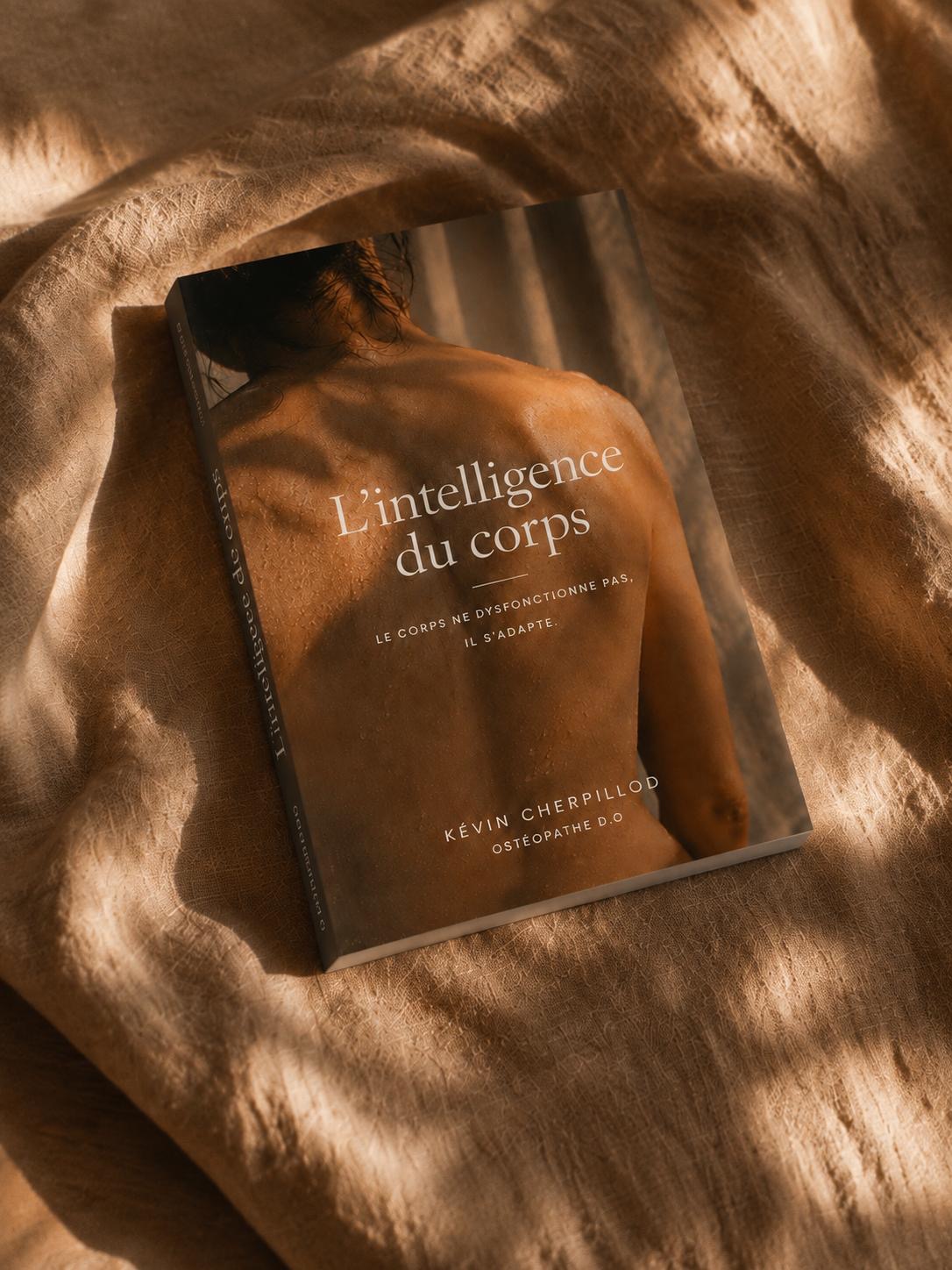 Le livre L’Intelligence du Corps posé sur un drap de lin, dans une lumière rasante
